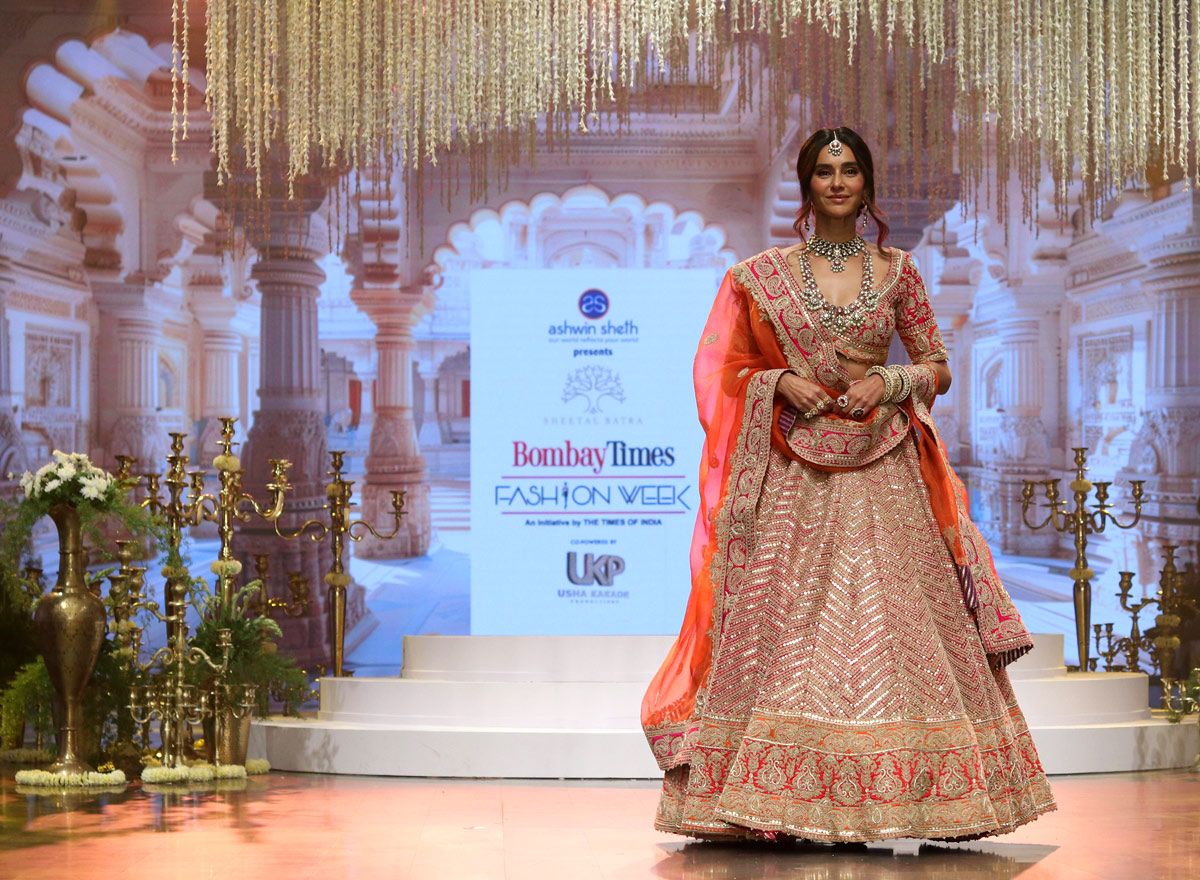 Shibani Akhtar  walks for Sheetal Batra