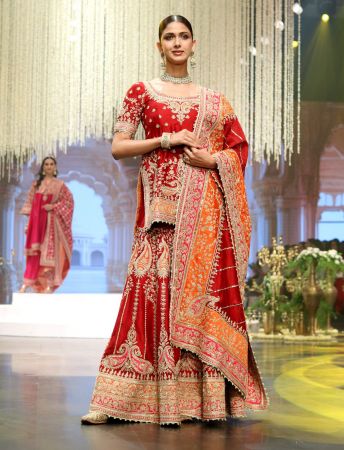 Shibani Akhtar  walks for Sheetal Batra