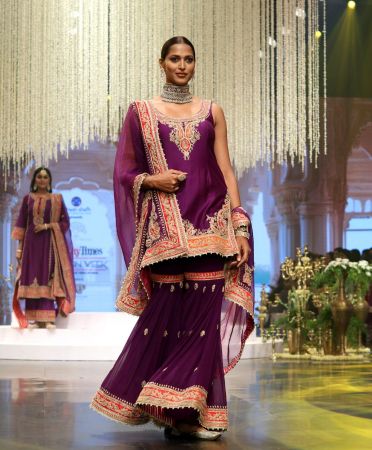 Shibani Akhtar  walks for Sheetal Batra