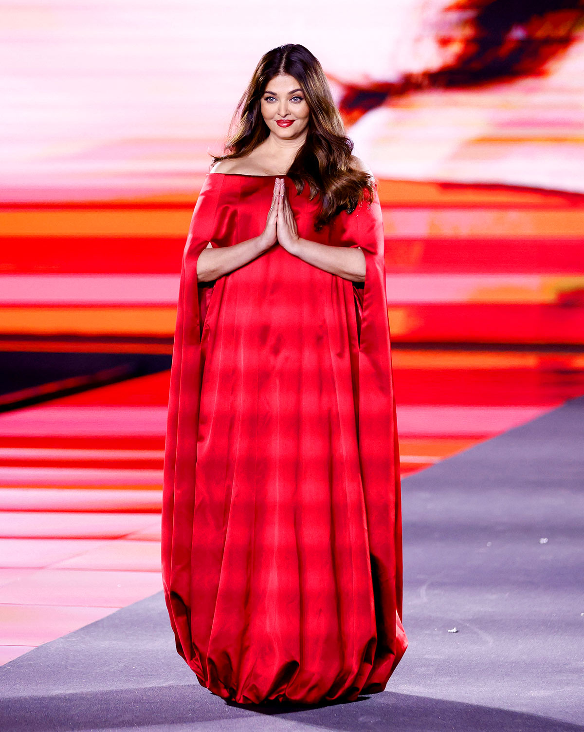 Glorious Aishwarya Woos Paris