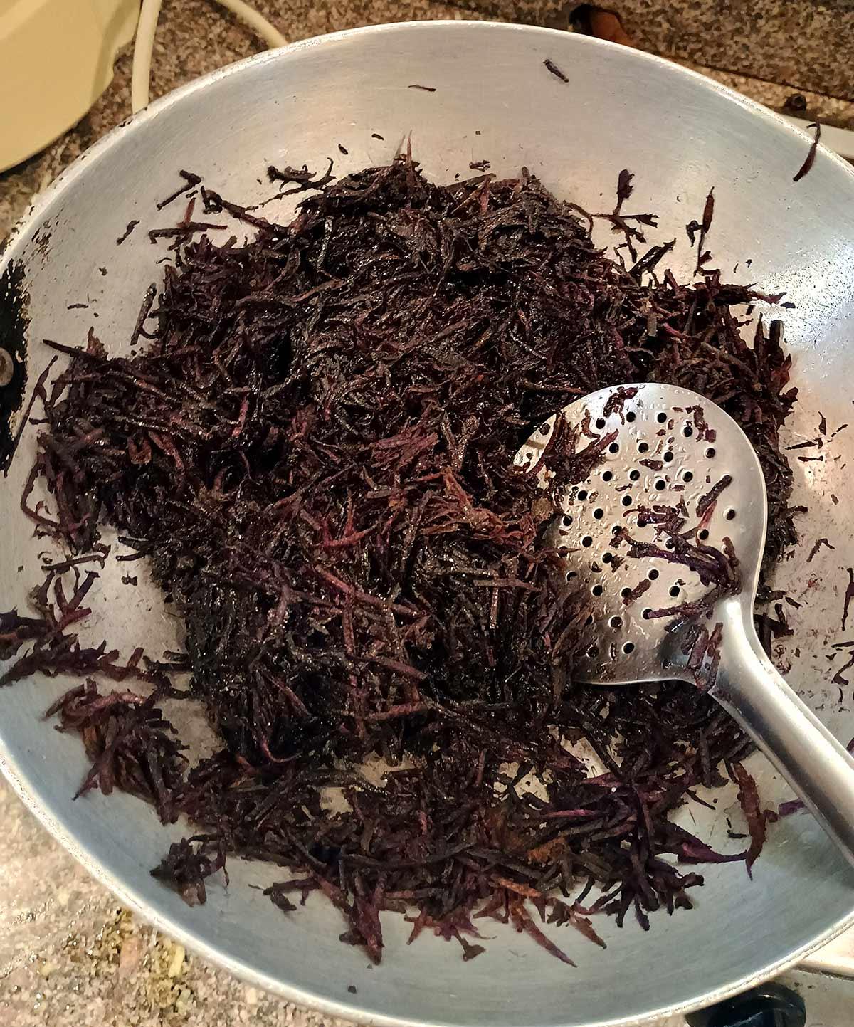 Making Black Gajjar Halwa
