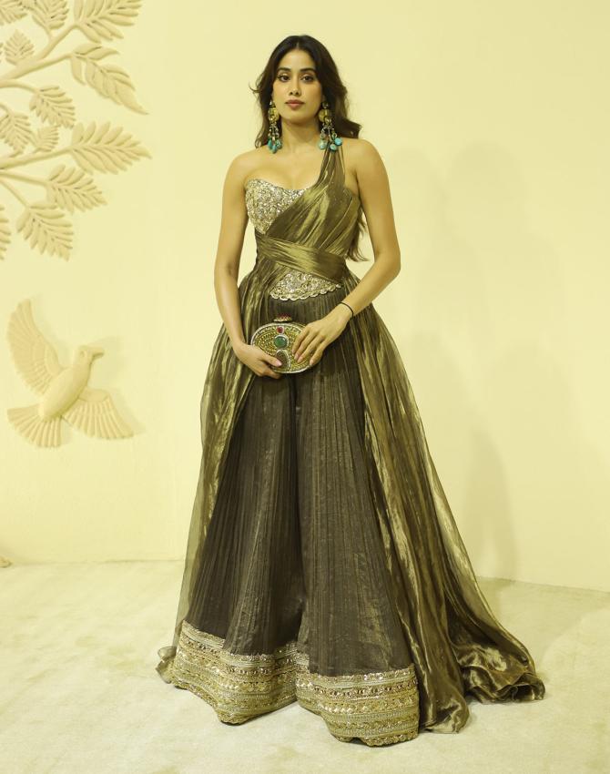 Janhvi Kapoor Swadesh