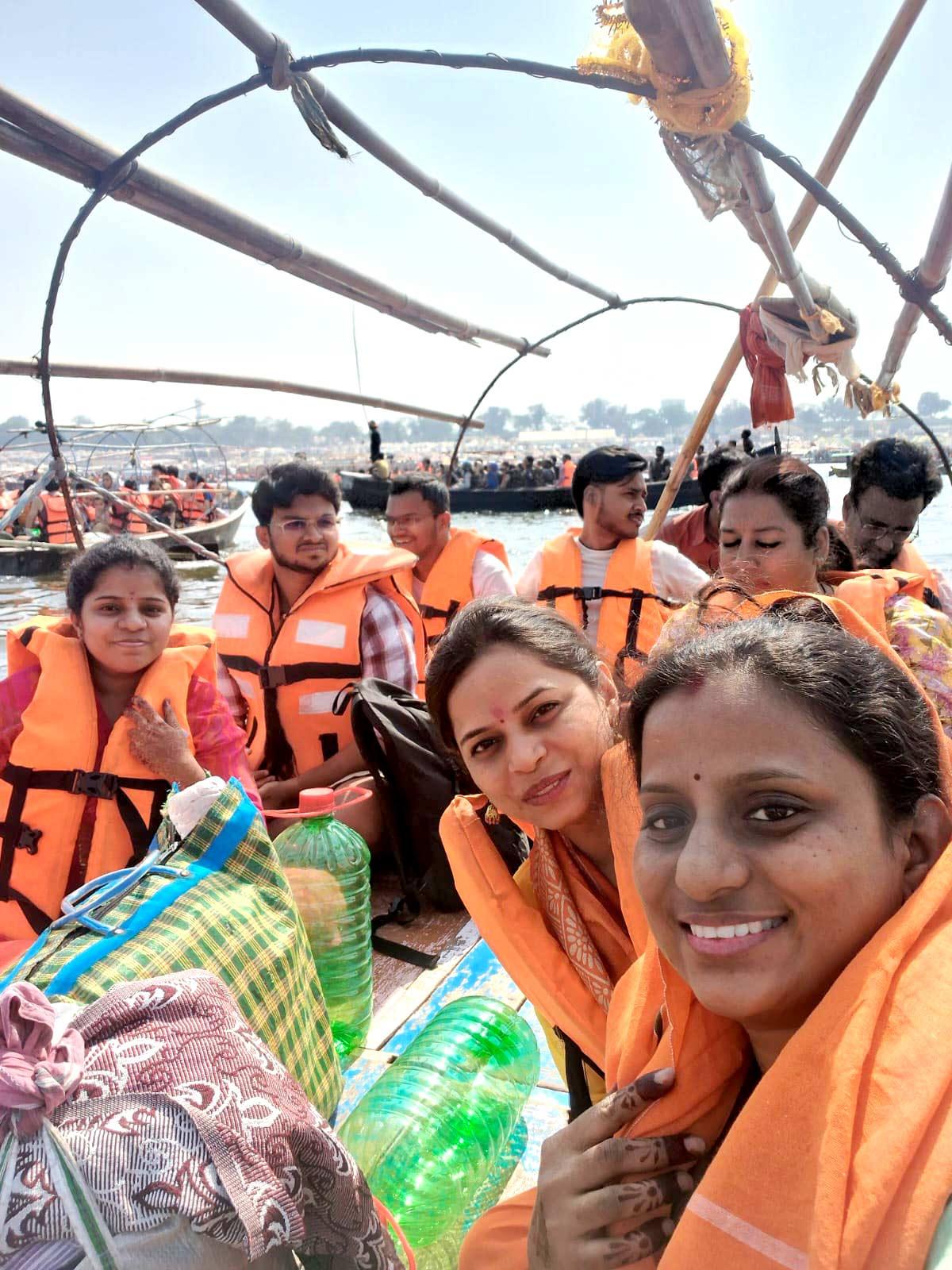 The boatride to the middle of the Sangam