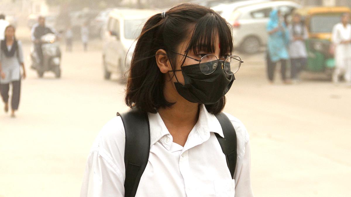 Girl wearing mask to protect herself against air pollution