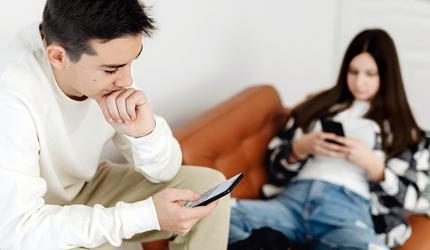 girlfriend hides our relationship online