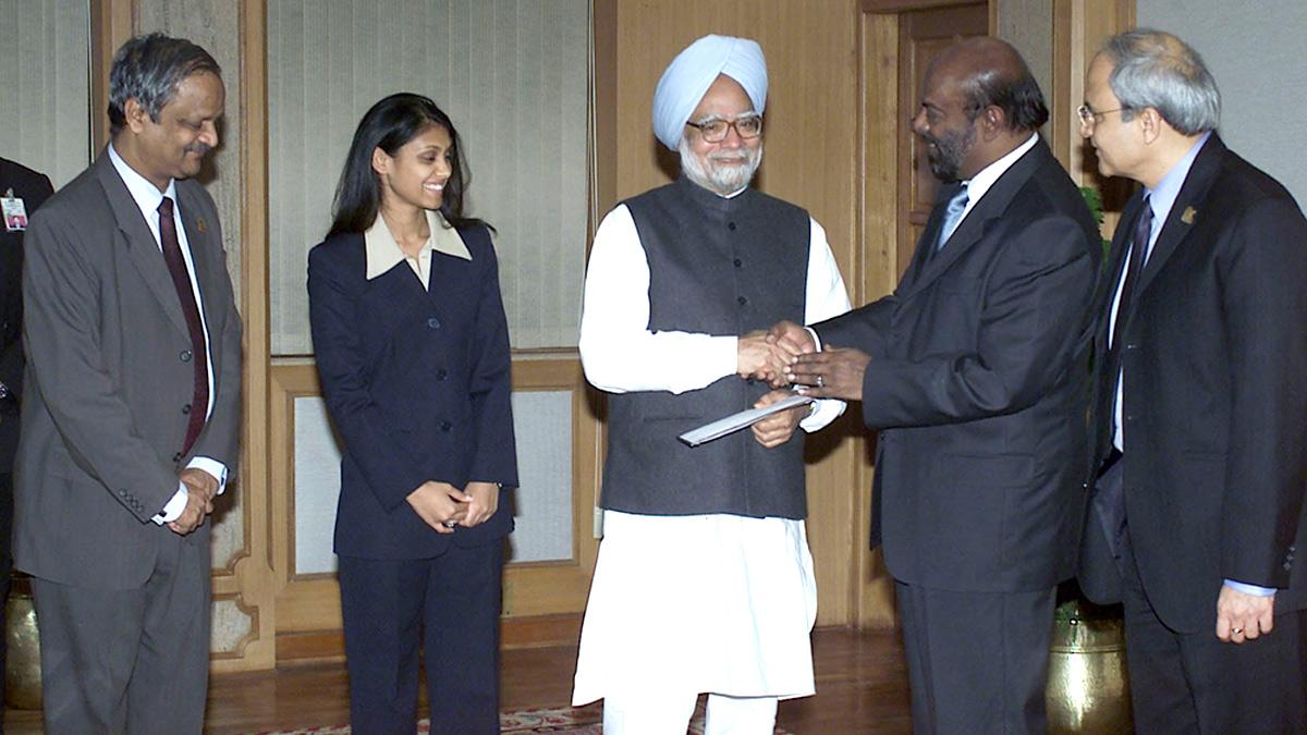 Roshni Nadar Malhotra and Shiv Nadar with President Manmohan Singh