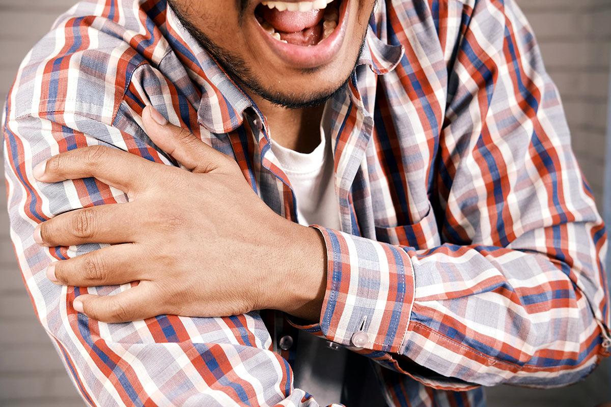 how to treat frozen shoulder and slip disc