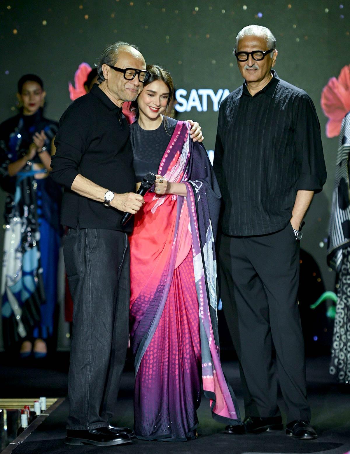 Aditi Rao Hydari walks for Satya Paul at Lakme Fashion Week 2025