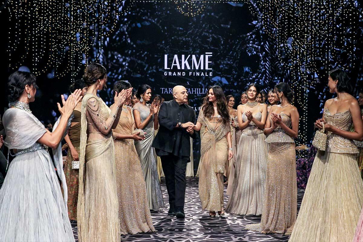 Aneet Padda walks for House of Lakme and Tarun Tahiliani at the FDCI x Lakme Fashion Week 2025