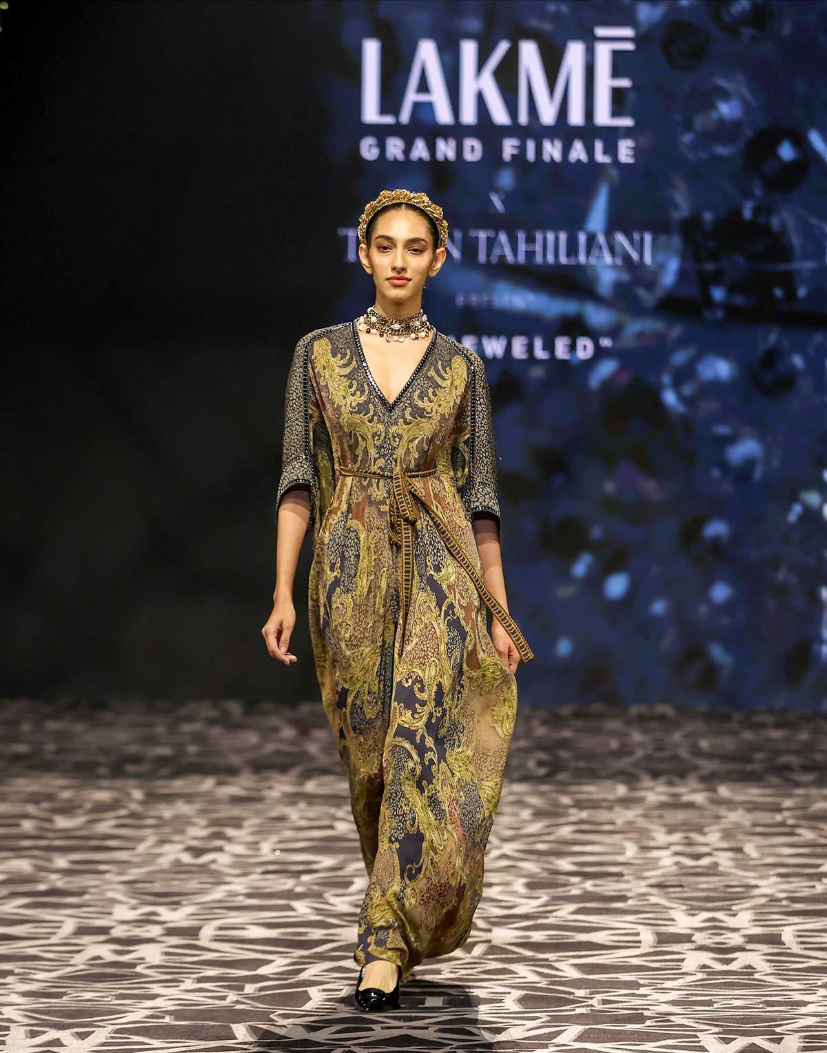 Aneet Padda walks for House of Lakme and Tarun Tahiliani at the FDCI x Lakme Fashion Week 2025