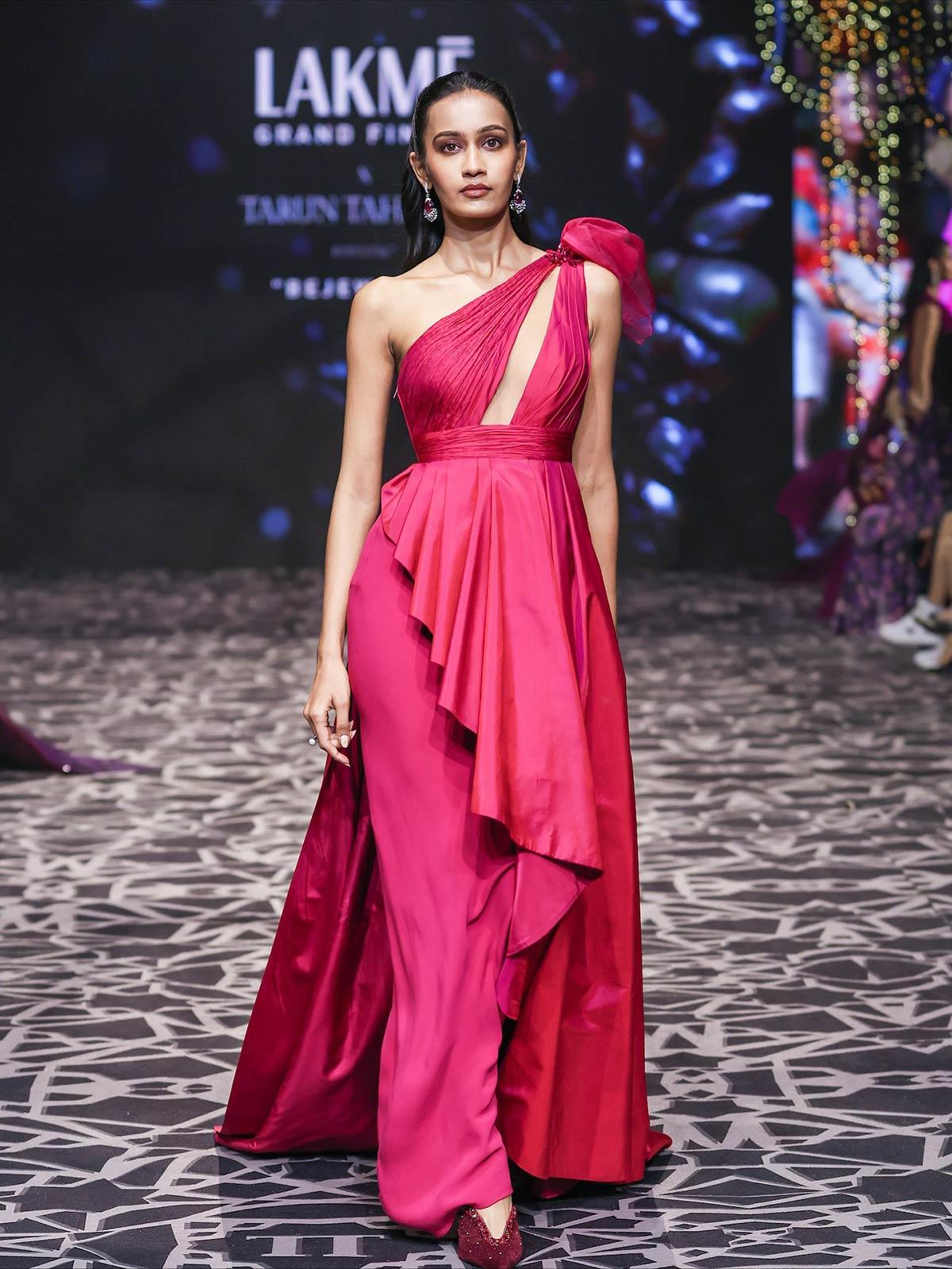 Aneet Padda walks for House of Lakme and Tarun Tahiliani at the FDCI x Lakme Fashion Week 2025