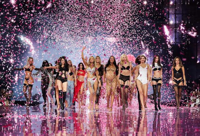 Models and supermodels at Victoria's Secret Fashion Show 2025