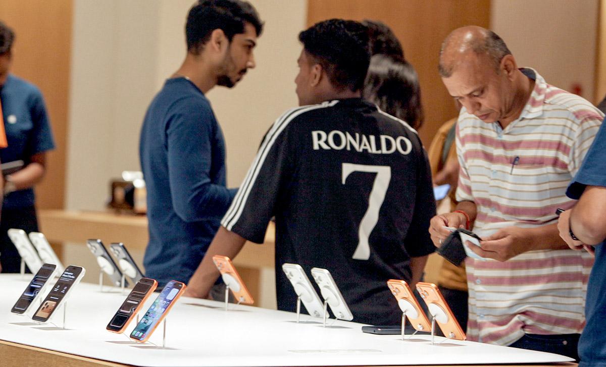 People visit the Apple Store to buy the newly launched iPhone 17 People visit the Apple Store to buy the newly launched iPhone 17