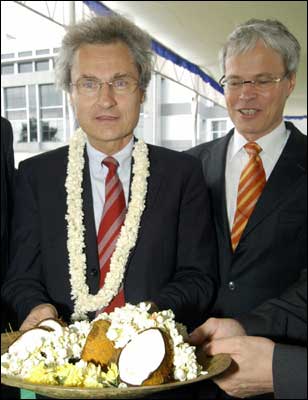 Henning Kagermann (L), Chief Executive Officer, SAP AG, along with company executive board member Peter Zencke (R) in Bangalore. Photo: Indranil Mukherjee/AFP/Getty Images