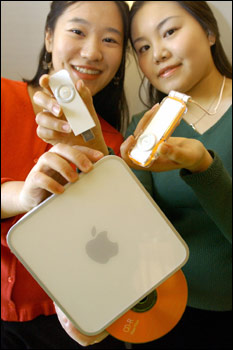 South Korean promoters show the new Mac Mini and the iPod Shuffle during its unveiling press conference in Seoul. Photo: Jung Yeon-Je/AFP/Getty Images