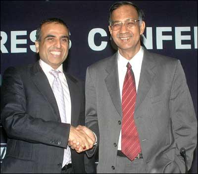 R Seshasayee (right) and Sunil Mittal, the new CII president and vice president, respectively, at a press conference in New Delhi on Thursday. Photograph: Ranjan Basu / Saab Pictures