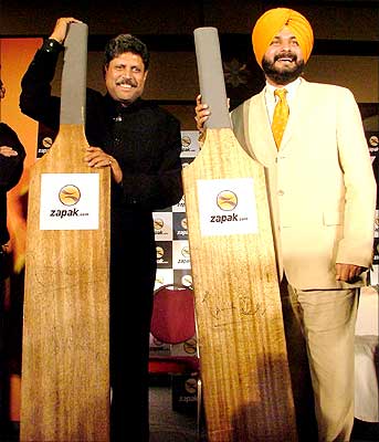 Former Indian cricket captain Kapil Dev (L) with former opening batsman Navjot Singh Sidhu at the launch of the new multiplayer cricketing game from Zapak.com. Photograph: Saab Press
