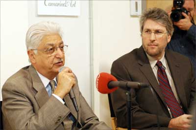 Wipro Chairman Azim Premji and author of Bangalore Tiger Steve Hamm at a reception hosted by the South Asian Journalists Association and the Tamarind Art Gallery in Manhattan, New York. Photograph: Paresh Gandhi