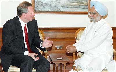 Rick Wagoner, chairman of General Motors, talks with Prime Minister Manmohan Singh during a meeting in New Delhi on Tuesday. Photograph: STRDEL/AFP/Getty Images