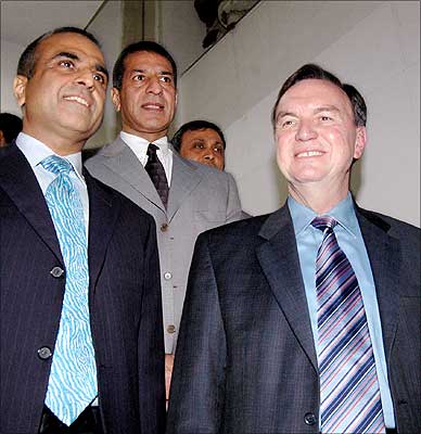 Wal-Mart vice chairman Mike Duke (right) with Bharti Enterprises chairman Sunil Mital (left) and managing director Rajan Mital (centre).
