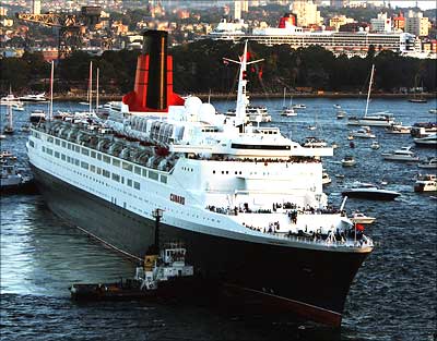 Queen Elizabeth 2 passes her sister ship, the Queen Mary II (rear), as she arrives in Sydney Harbour February 20, 2007 in Sydney, Australia. Photograph: Ian Waldie/Getty Images