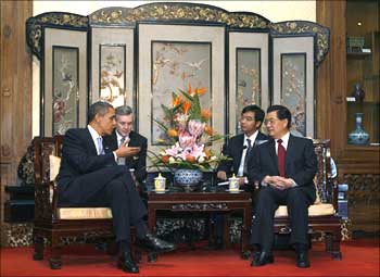 US President Barack Obama (L) talks to China's President Hu Jintao (R) at the Diaoyutai State Guest House in Beijing.