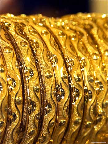 Stocks overshadow gold's glitter with strong rally