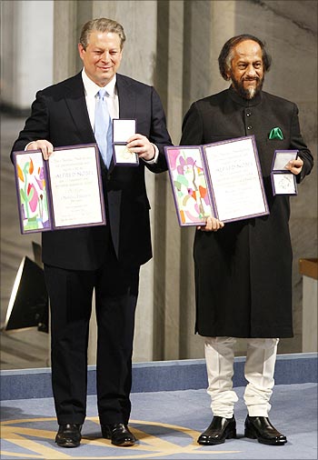 Former US Vice President Al Gore and R K Pachauri with their Nobel Prize for Peace in Oslo.