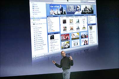 Steve Jobs discusses his company's iTunes product.