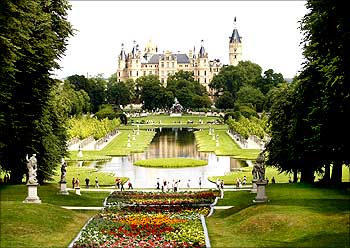 An overview of the Schwerin castle and its ornamental garden.