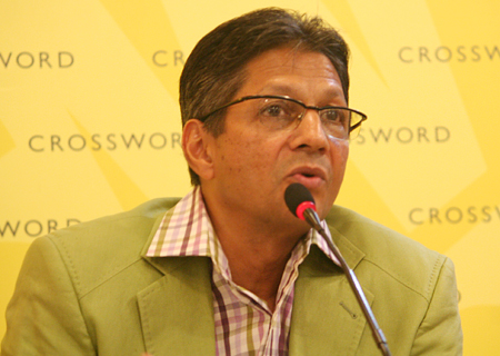 Parag Parikh speaks at Crossword Bookstore in Kemps Corner, Mumbai.