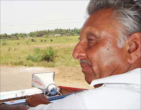 Image: Mani Shankar Aiyar, Congress candidate from Mayiladuthurai in Tamil Nadu, campaigning in his constituency in May 2009. Photograph: Saisuresh Sivaswamy