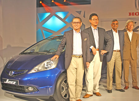 Masahiro Takedagawa, president and CEO of HSCI (Left) and Jnaneswar Sen, vice president (marketing), HSCI (2nd from right) at the launch.