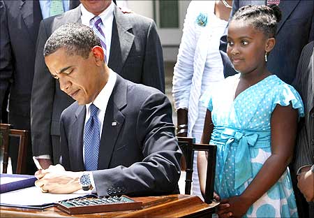 US President Barack Obama signs the Tobacco Control Act. Sarah Louise Wiggins, 9, of the Campaign for Tobacco Free Kids.