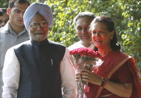 Congress Party chief Sonia Gandhi holds a bouquet presented by India's Prime Minister Manmohan Singh in New Delhi.