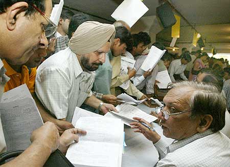 Indian tax payers line up to submit their income tax returns on the last day of filing in New Delhi