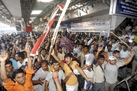Railway job applicants shout slogans during a demonstration at a railway station in Patna after they were attacked by activists from the right-wing party Maharashtra Navnirman Sena (MNS) in Mumbai