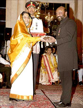 HCL chief Shiv Nadar receives the Padma Bhushan from President Pratibha Patil.
