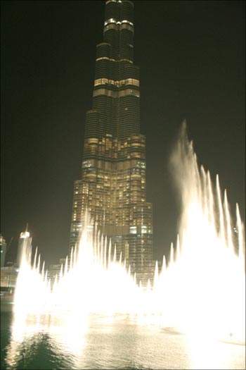 The musical fountain is a spectacle that lights up the evenings at the Burj Tower. The fountain show is held between 6 p.m. and 11 p.m. and can shoot water jets up to about 150 mt high.