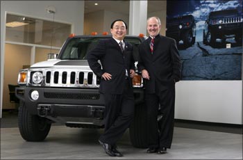Sichuan Tengzhong CEO Yang Yi (l) and Hummer CEO Jim Taylor in Michigan.