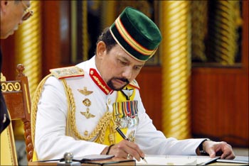 Brunei's Sultan Hassanal Bolkiah signs a constitutional amendment at the old parliament building in Bandar Seri Begawan.
