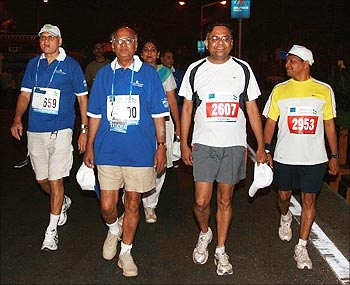 Ramadorai (second from left) with Chandrasekaran at the Mumbai Marathon.