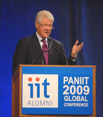 Former US President Bill Clinton addressing the IIT alumni.
