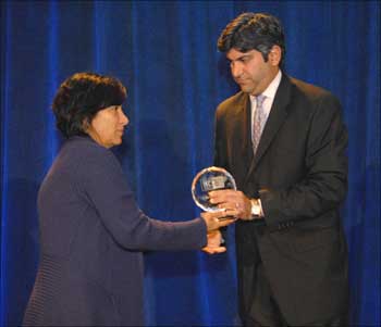 Asha Motwani receives lifetime achievement award for her husband Rajeev Motwani from  Aneesh Chopra
