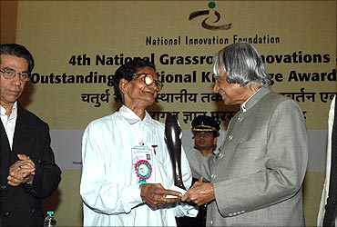 Dwaraka receives the award from A P J Abdul Kalam.