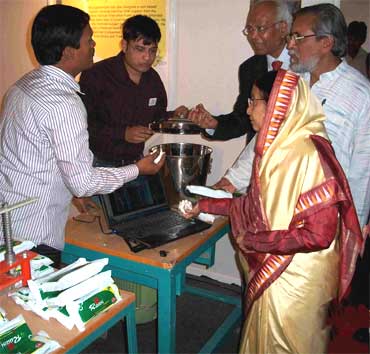 Muruganantham demonstrates the machine to President Pratibha Patil.
