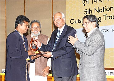 Mathews receives the innovation award from R A Mashelkar.