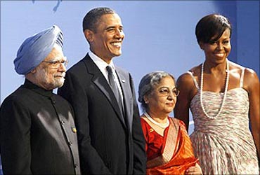Prime Minister Manmohan Singh (L) and his wife pose with US President Barack Obama and first lady