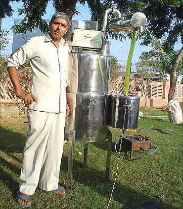 Dharamveer with his machine.