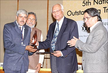 Dharamveer receives the innovation award from Dr R A Mashelkar.